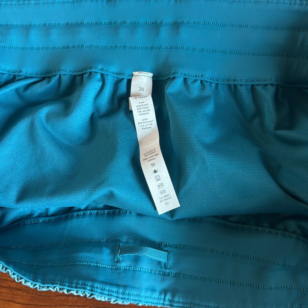 Lululemon Tracker LR Short 4” lined - Picture 6 of 6